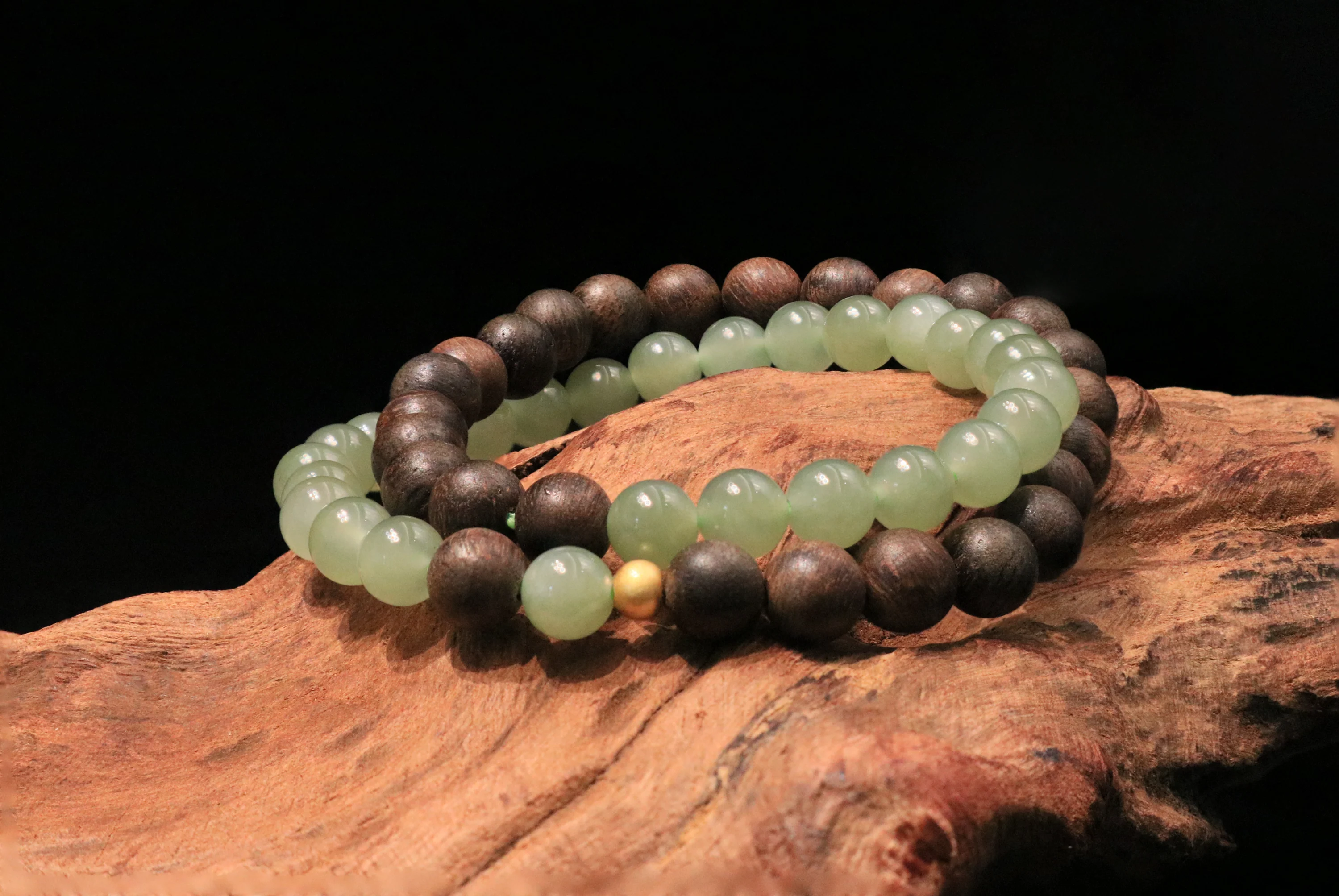 Auspicious Agarwood & Hetian Jade Bracelet: Eastern Mystique and Elegance